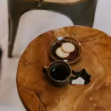 Журнальный столик из кусочков дерева